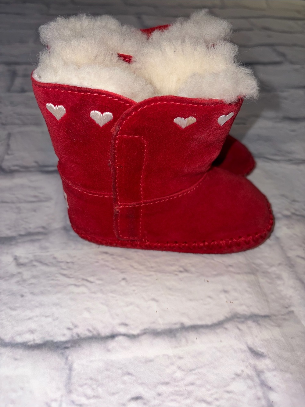 UGG Red Heart Shearling Kids Boots. Size 2/3